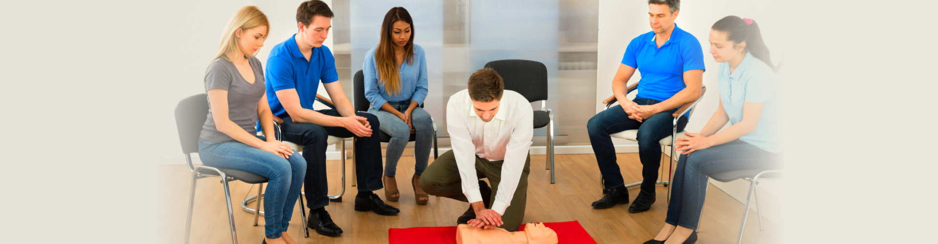 group of medical practiotioner doing a cpr